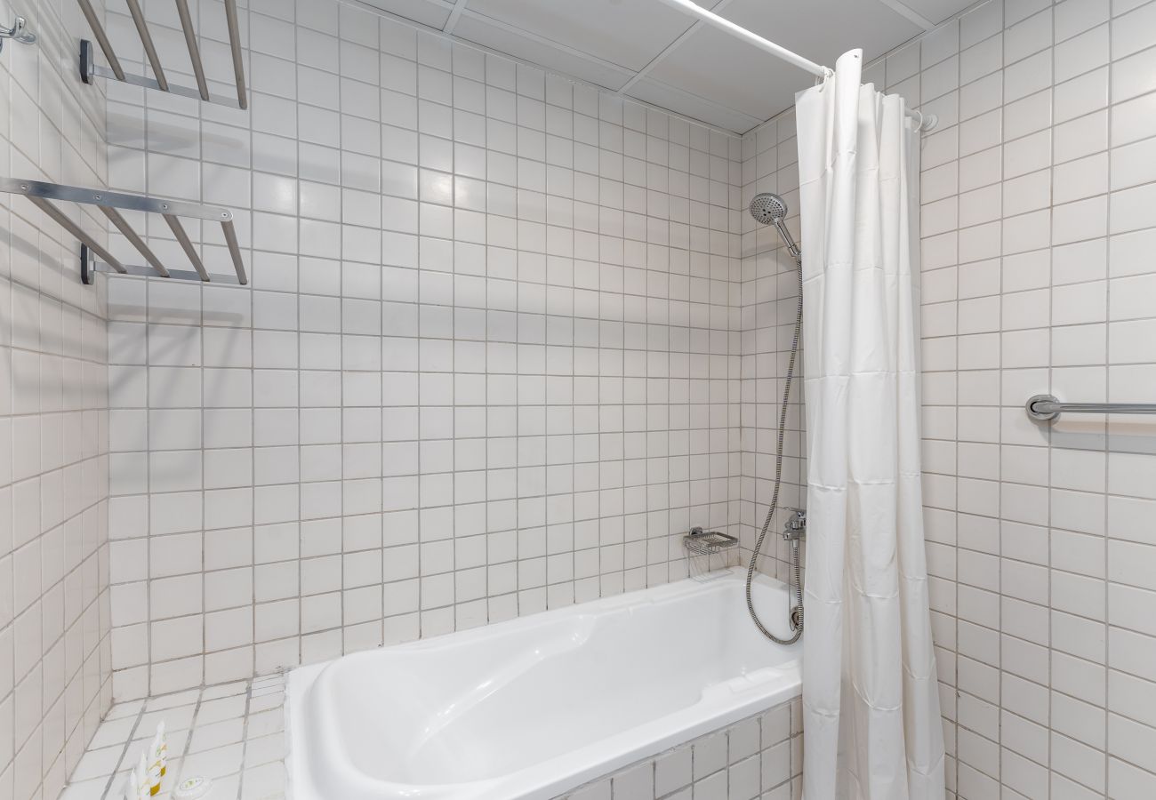 Apartment in Dubai - Chic Dubai Marina 1BR w/ Pool and Gym	