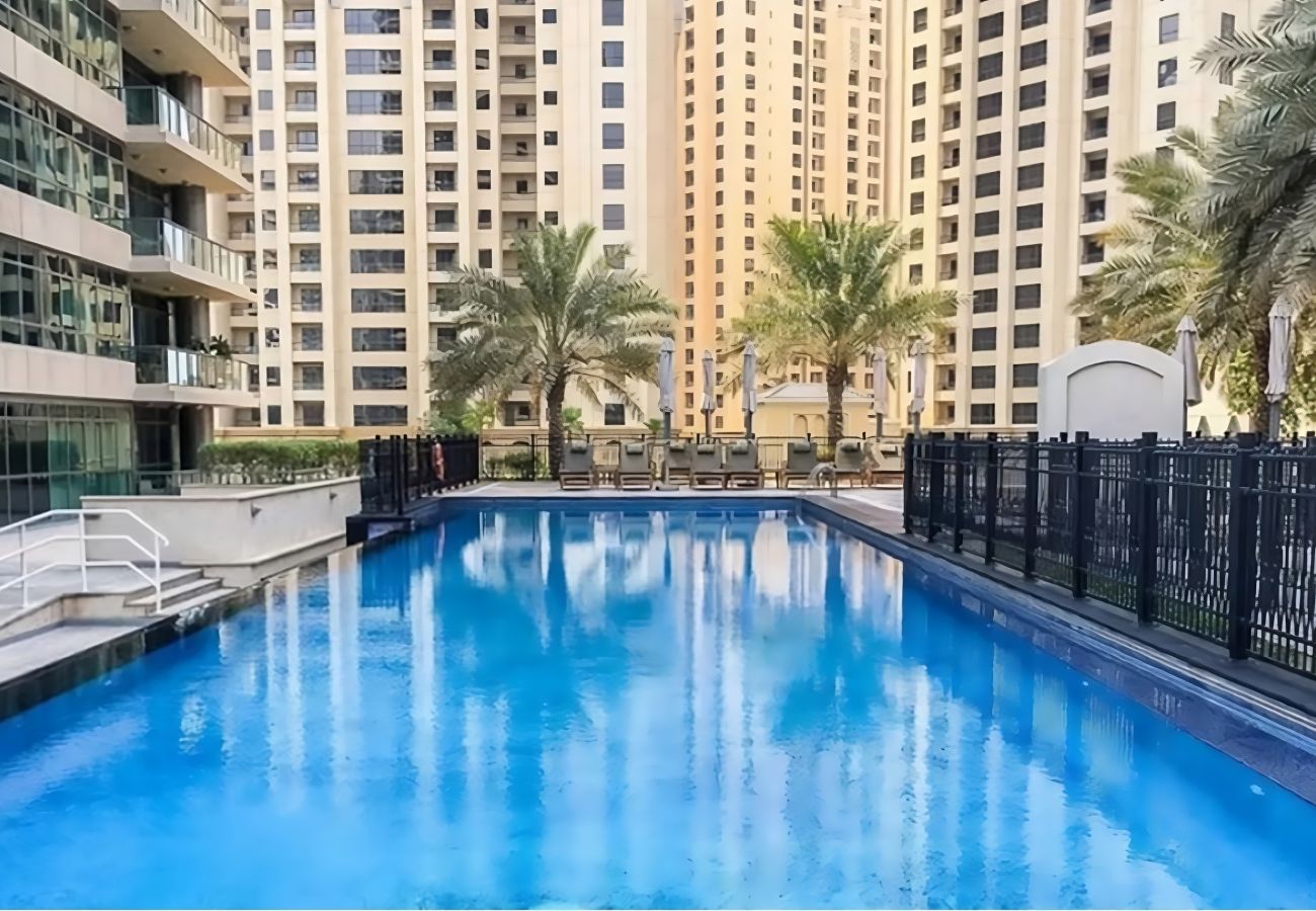 Apartment in Dubai - Chic Dubai Marina 1BR w/ Pool and Gym	