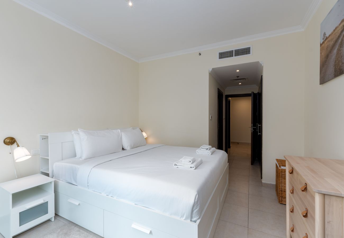 Apartment in Dubai - Chic Dubai Marina 1BR w/ Pool and Gym	
