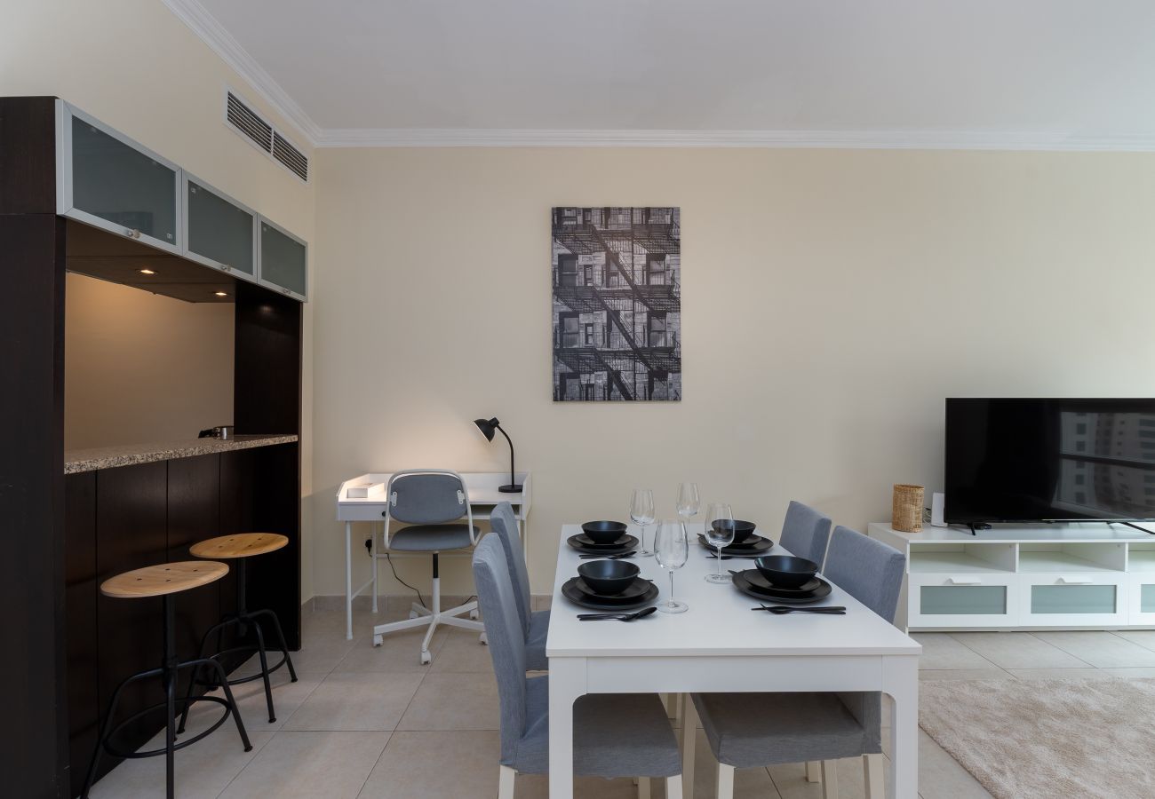 Apartment in Dubai - Chic Dubai Marina 1BR w/ Pool and Gym	