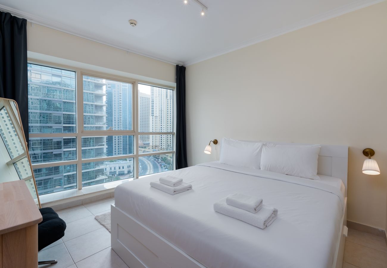 Apartment in Dubai - Chic Dubai Marina 1BR w/ Pool and Gym	