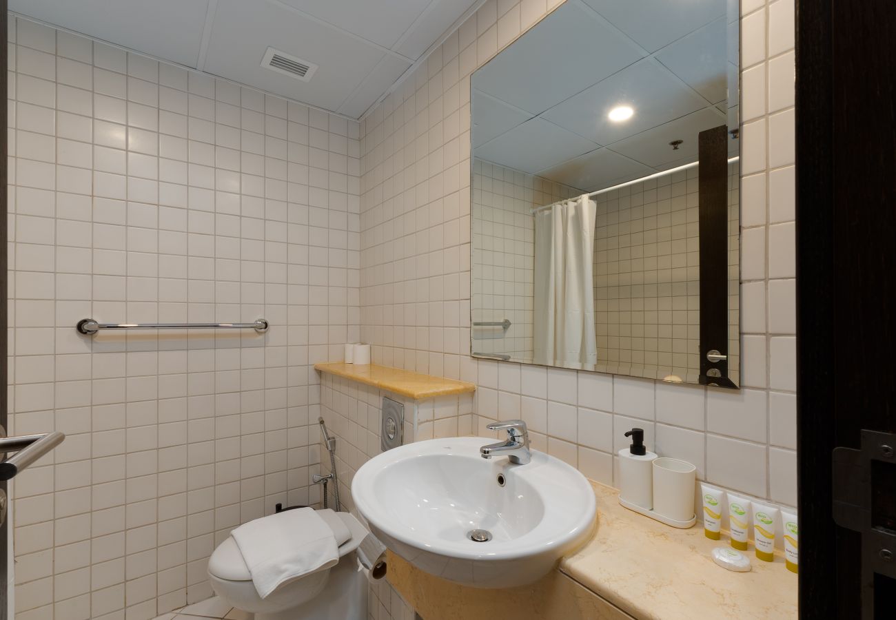Apartment in Dubai - Chic Dubai Marina 1BR w/ Pool and Gym	