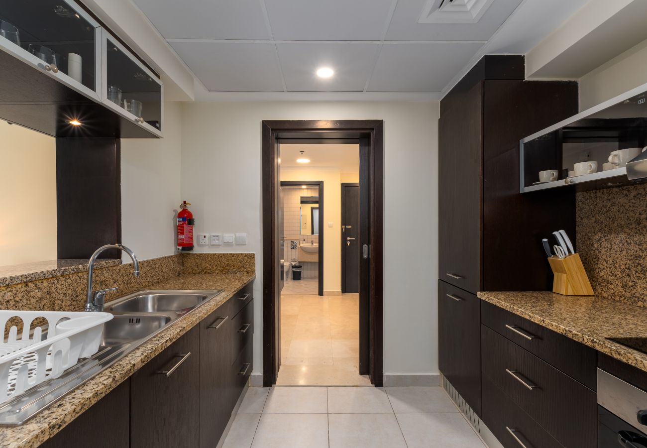 Apartment in Dubai - Chic Dubai Marina 1BR w/ Pool and Gym	