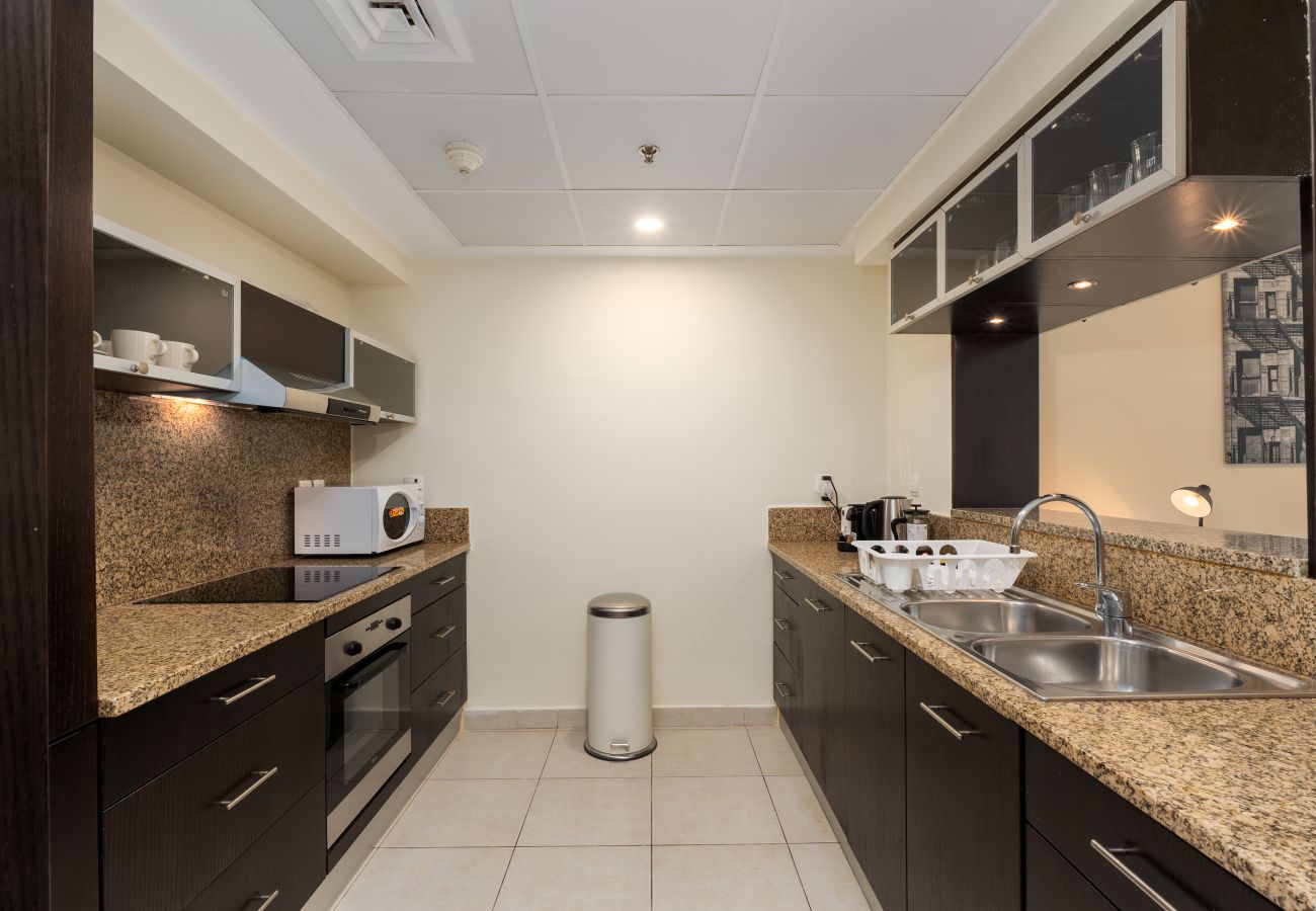 Apartment in Dubai - Chic Dubai Marina 1BR w/ Pool and Gym	