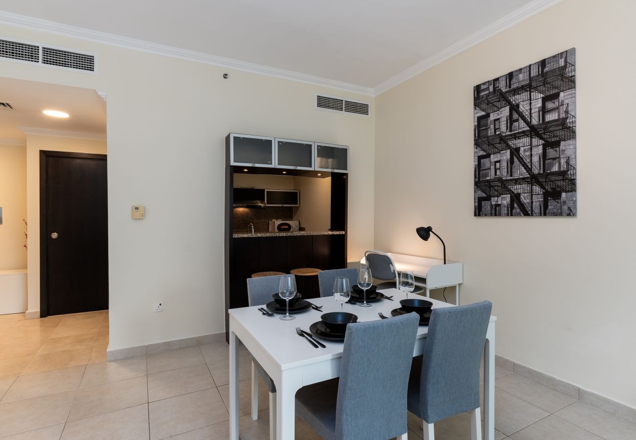 Apartment in Dubai - Chic Dubai Marina 1BR w/ Pool and Gym	