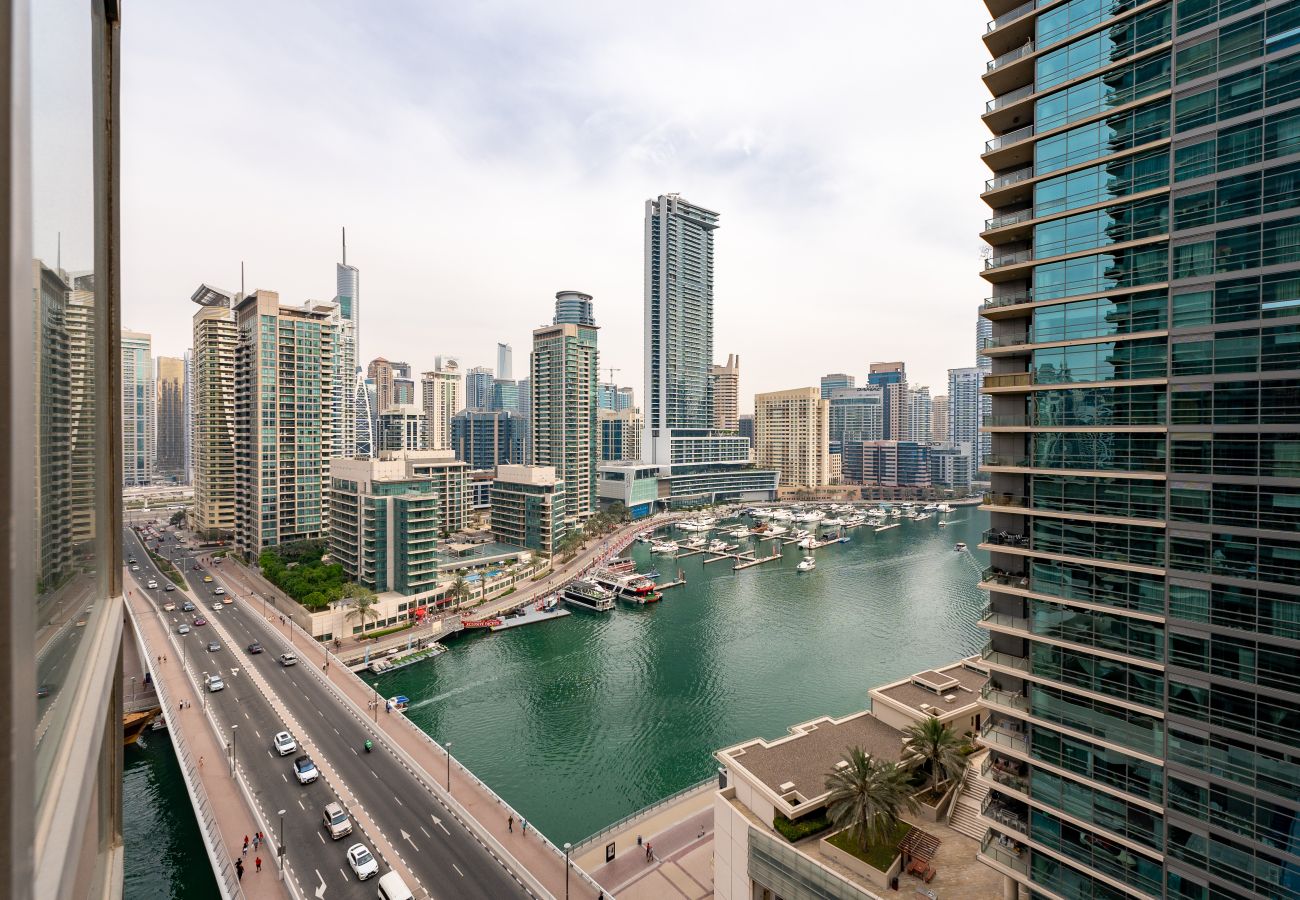 Apartment in Dubai - Chic Dubai Marina 1BR w/ Pool and Gym	