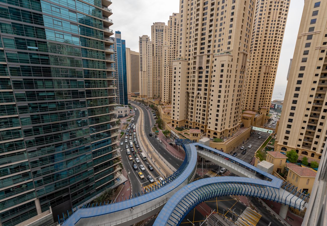 Apartment in Dubai - Chic Dubai Marina 1BR w/ Pool and Gym	