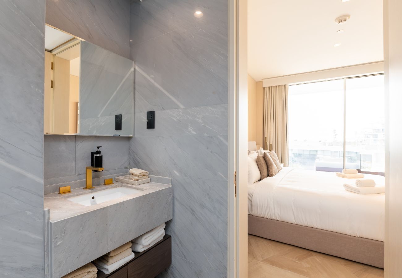 Apartment in Dubai - Spacious Beachside 2BR+M at FIVE Palm Jumeirah