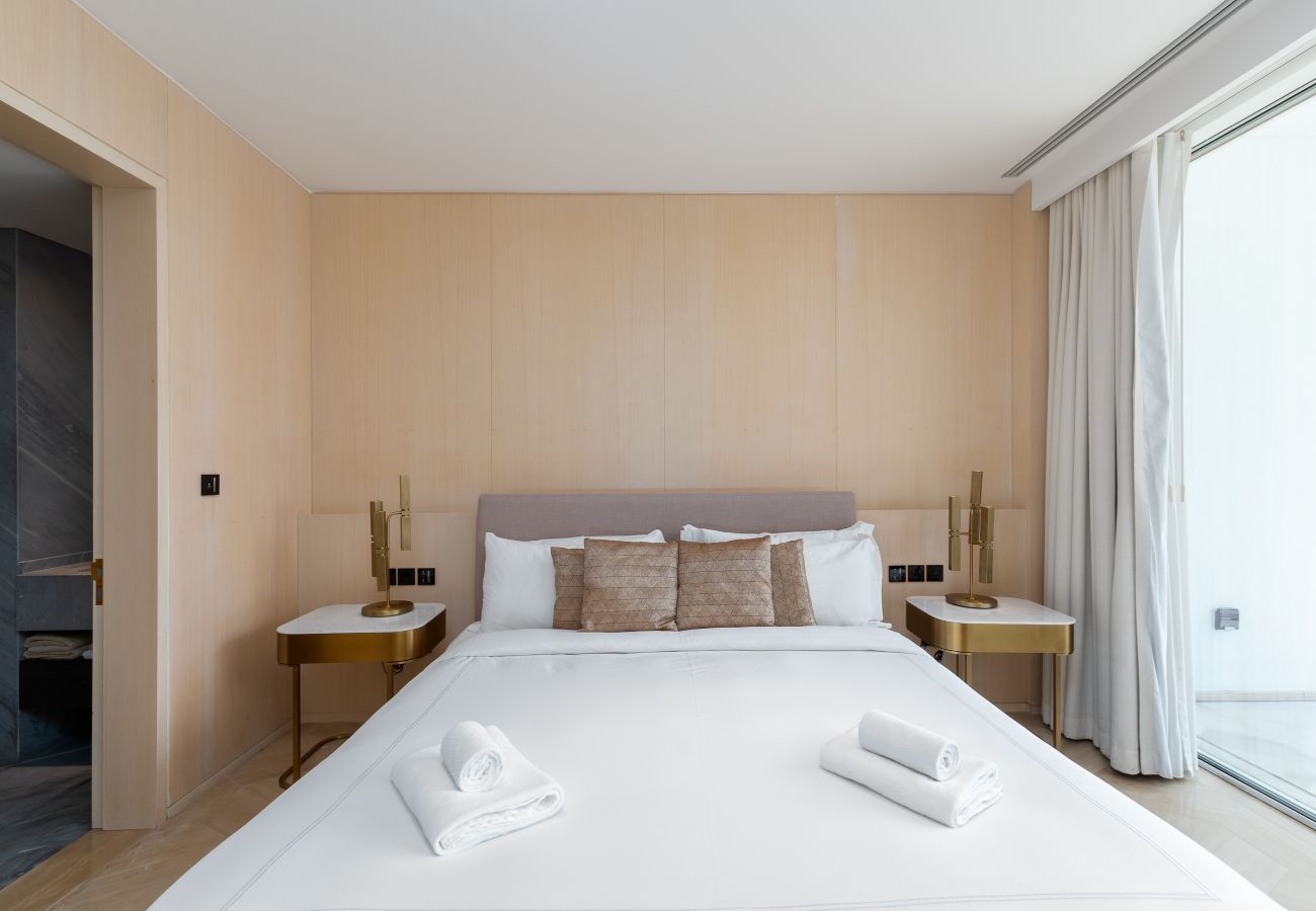 Apartment in Dubai - Spacious Beachside 2BR+M at FIVE Palm Jumeirah