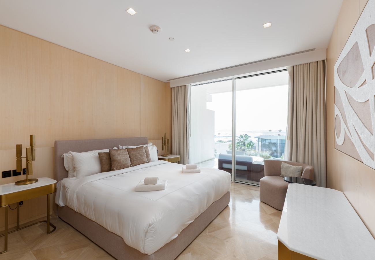 Apartment in Dubai - Spacious Beachside 2BR+M at FIVE Palm Jumeirah