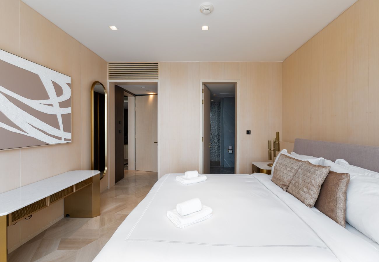Apartment in Dubai - Spacious Beachside 2BR+M at FIVE Palm Jumeirah
