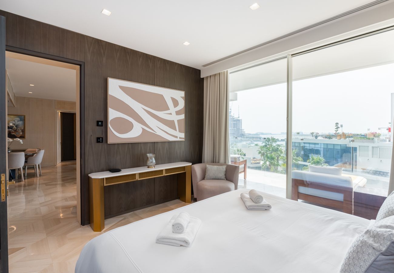 Apartment in Dubai - Spacious Beachside 2BR+M at FIVE Palm Jumeirah