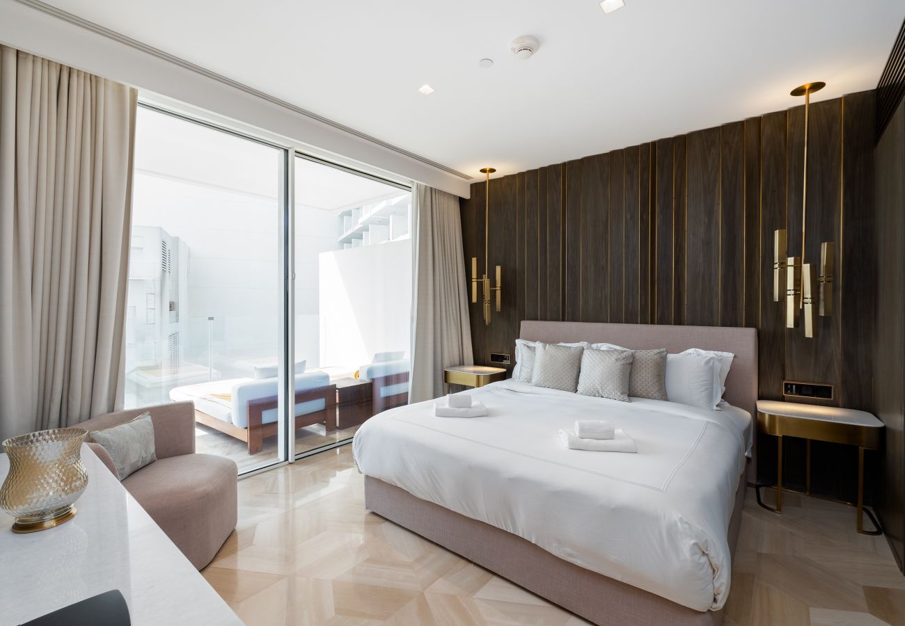 Apartment in Dubai - Spacious Beachside 2BR+M at FIVE Palm Jumeirah