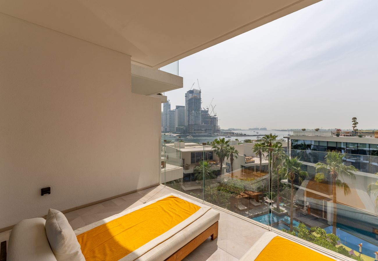 Apartment in Dubai - Spacious Beachside 2BR+M at FIVE Palm Jumeirah