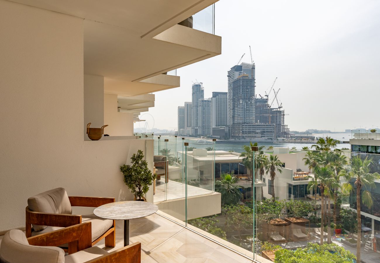 Apartment in Dubai - Spacious Beachside 2BR+M at FIVE Palm Jumeirah