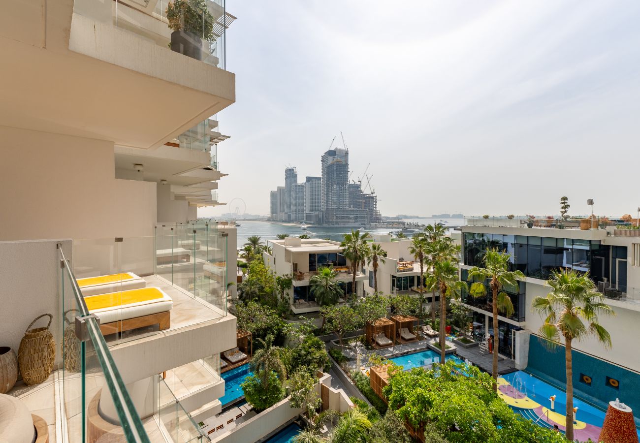 Apartment in Dubai - Spacious Beachside 2BR+M at FIVE Palm Jumeirah