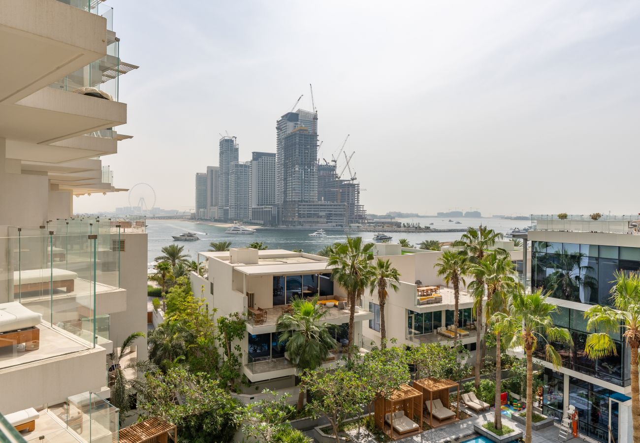 Apartment in Dubai - Spacious Beachside 2BR+M at FIVE Palm Jumeirah