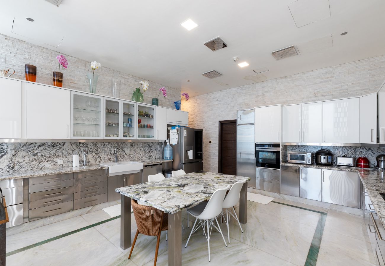 Apartment in Dubai - Elegant 4BR Marina Penthouse | Private Pool
