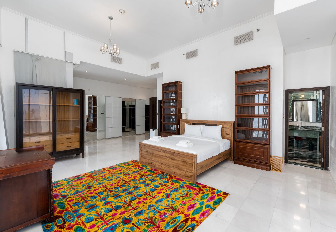 Apartment in Dubai - Elegant 4BR Marina Penthouse | Private Pool