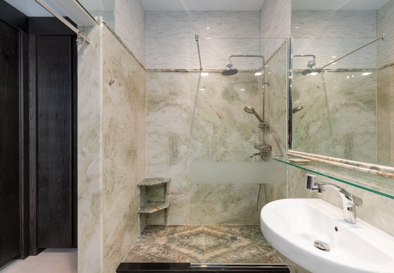 Apartment in Dubai - Elegant 4BR Marina Penthouse | Private Pool