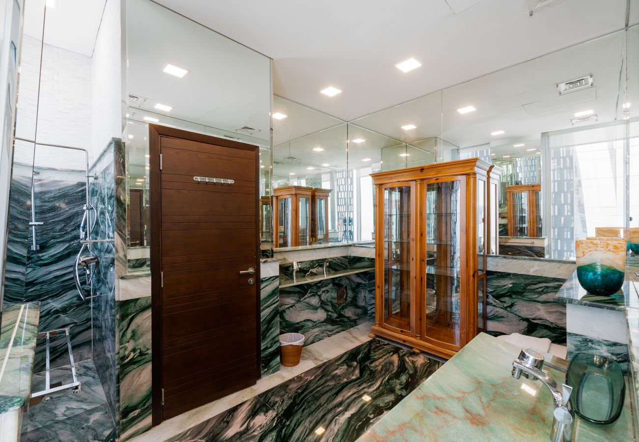 Apartment in Dubai - Elegant 4BR Marina Penthouse | Private Pool