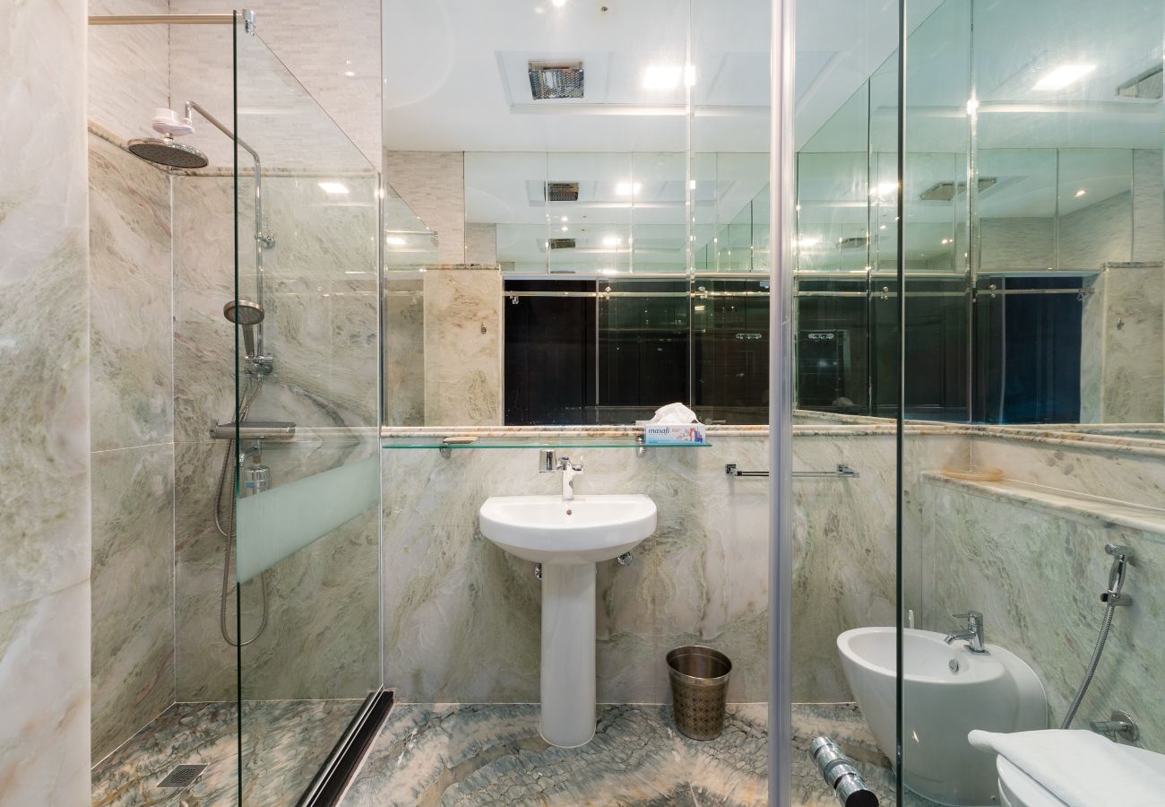 Apartment in Dubai - Elegant 4BR Marina Penthouse | Private Pool