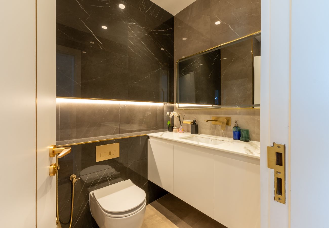 Apartment in Dubai - Marina-View 1BR at the Palm w/ Beach Access