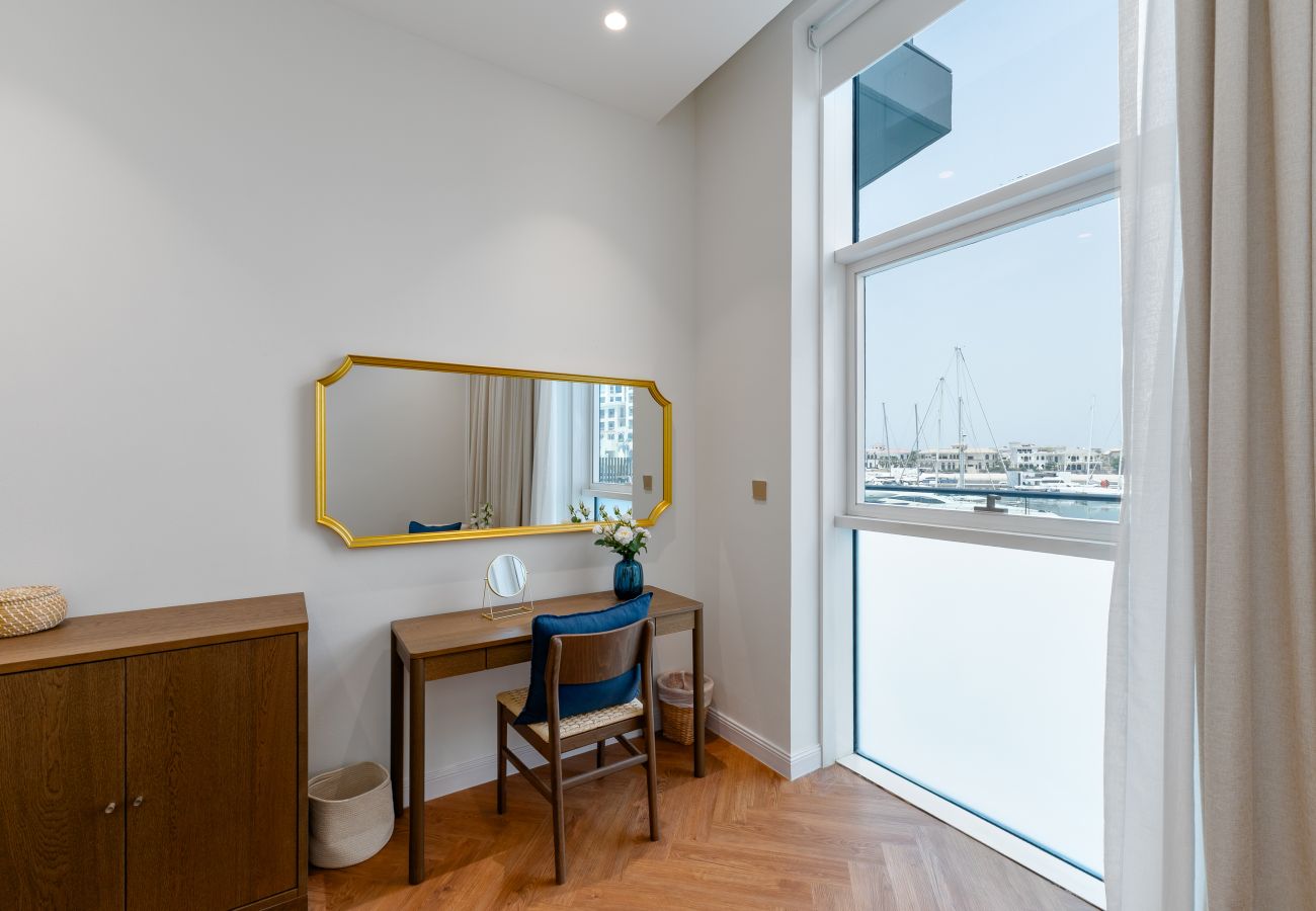 Apartment in Dubai - Marina-View 1BR at the Palm w/ Beach Access
