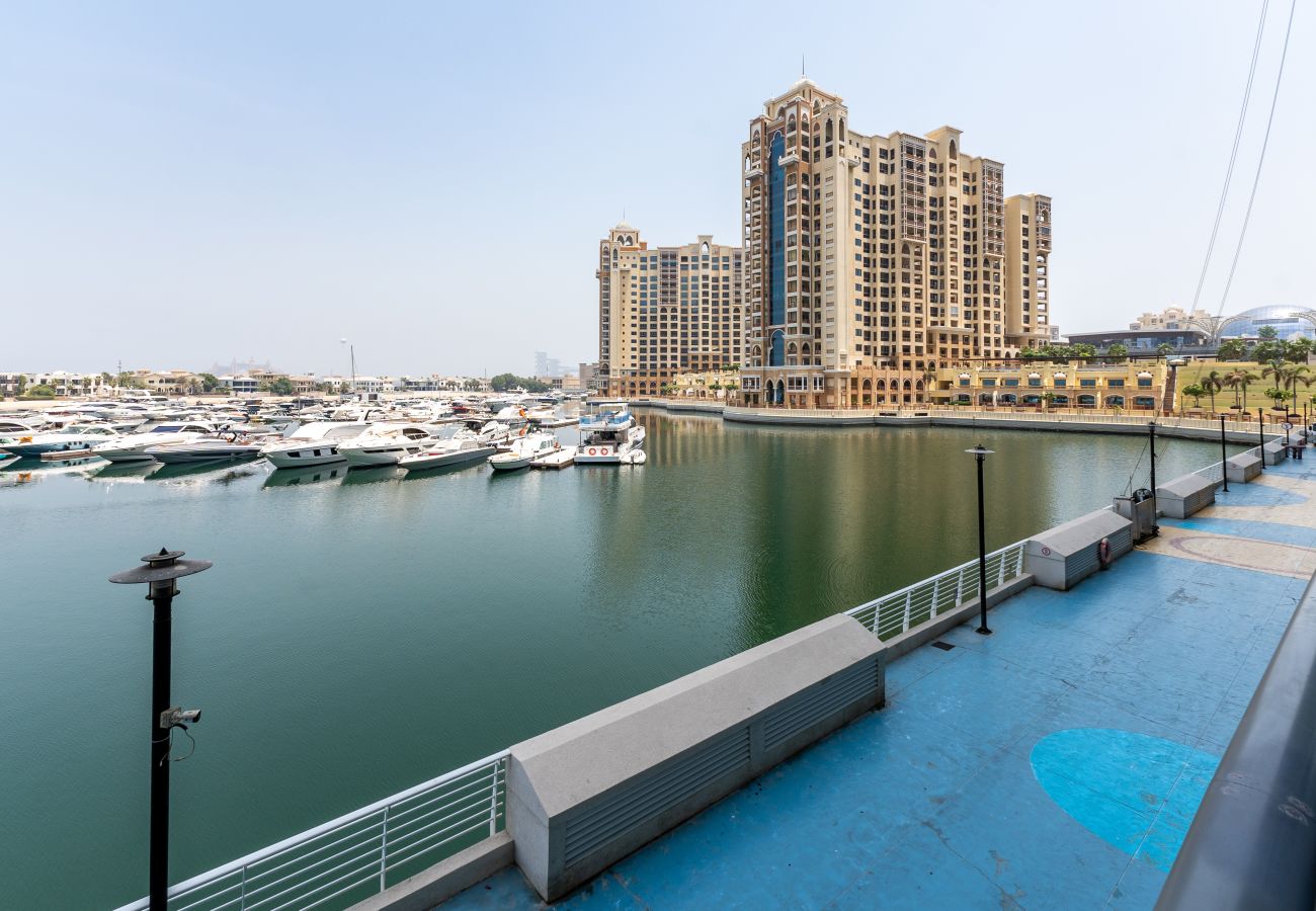 Apartment in Dubai - Marina-View 1BR at the Palm w/ Beach Access