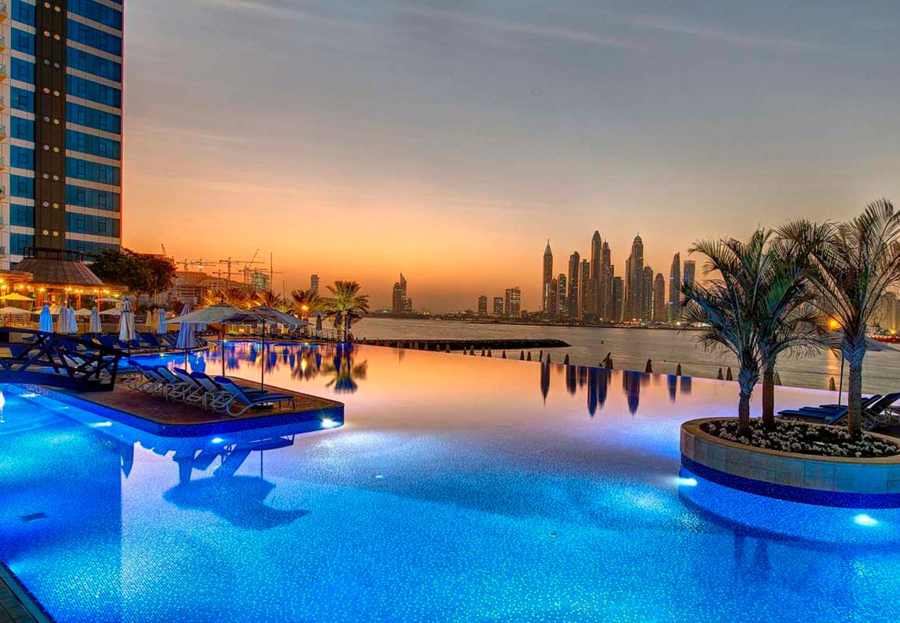 Apartment in Dubai - Marina-View 1BR at the Palm w/ Beach Access