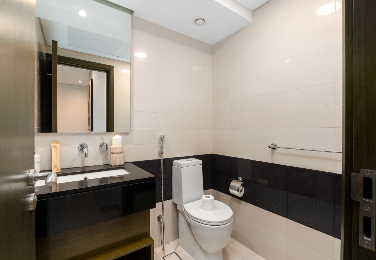 Apartment in Dubai - Modern Downtown 2BR, Walk to Mall, Burj Khalifa & Opera