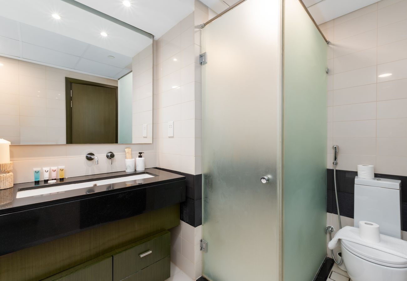 Apartment in Dubai - Modern Downtown 2BR, Walk to Mall, Burj Khalifa & Opera