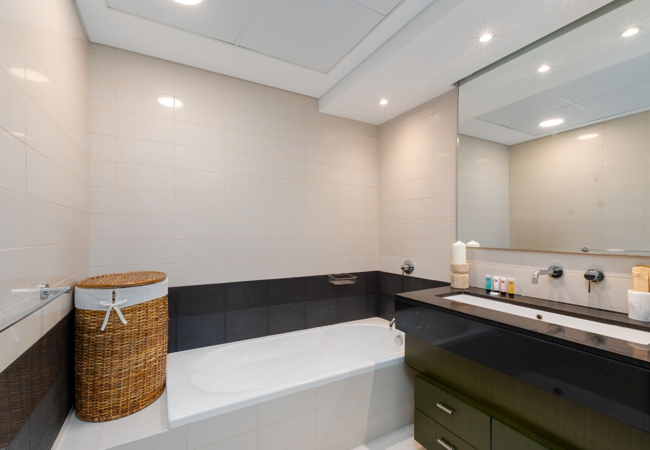 Apartment in Dubai - Modern Downtown 2BR, Walk to Mall, Burj Khalifa & Opera
