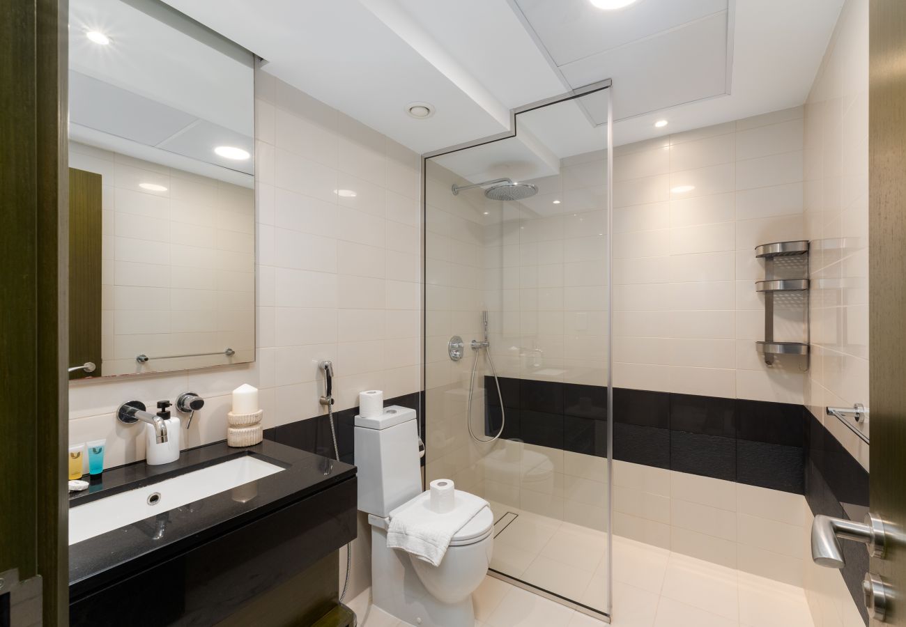 Apartment in Dubai - Modern Downtown 2BR, Walk to Mall, Burj Khalifa & Opera