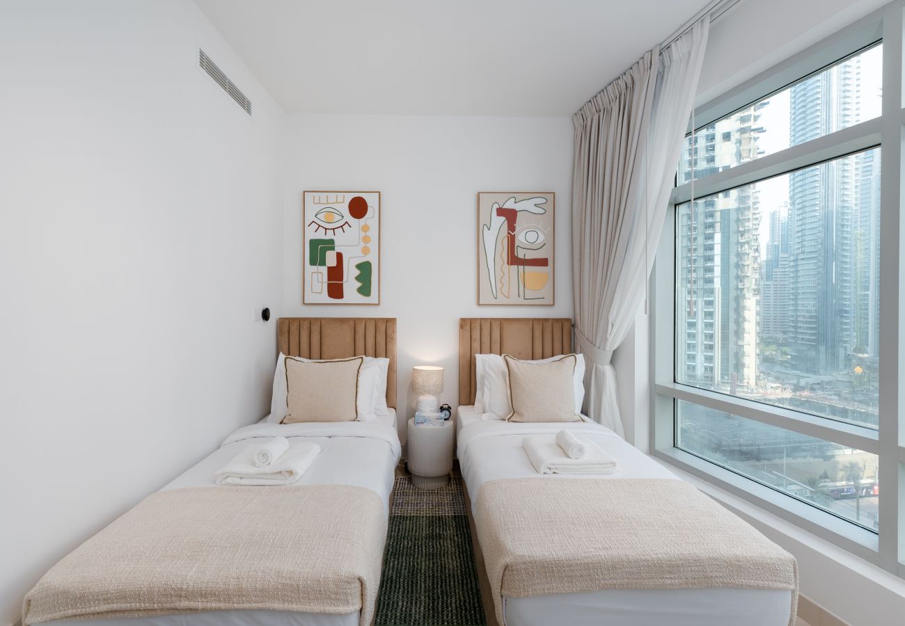 Apartment in Dubai - Modern Downtown 2BR, Walk to Mall, Burj Khalifa & Opera