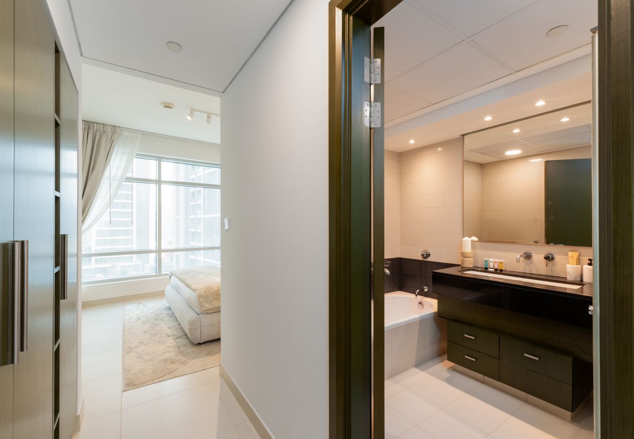 Apartment in Dubai - Modern Downtown 2BR, Walk to Mall, Burj Khalifa & Opera