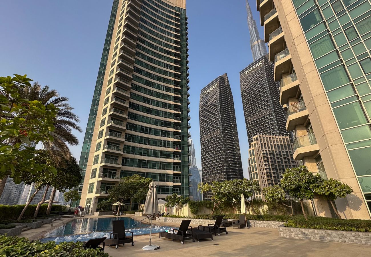 Apartment in Dubai - Modern Downtown 2BR, Walk to Mall, Burj Khalifa & Opera