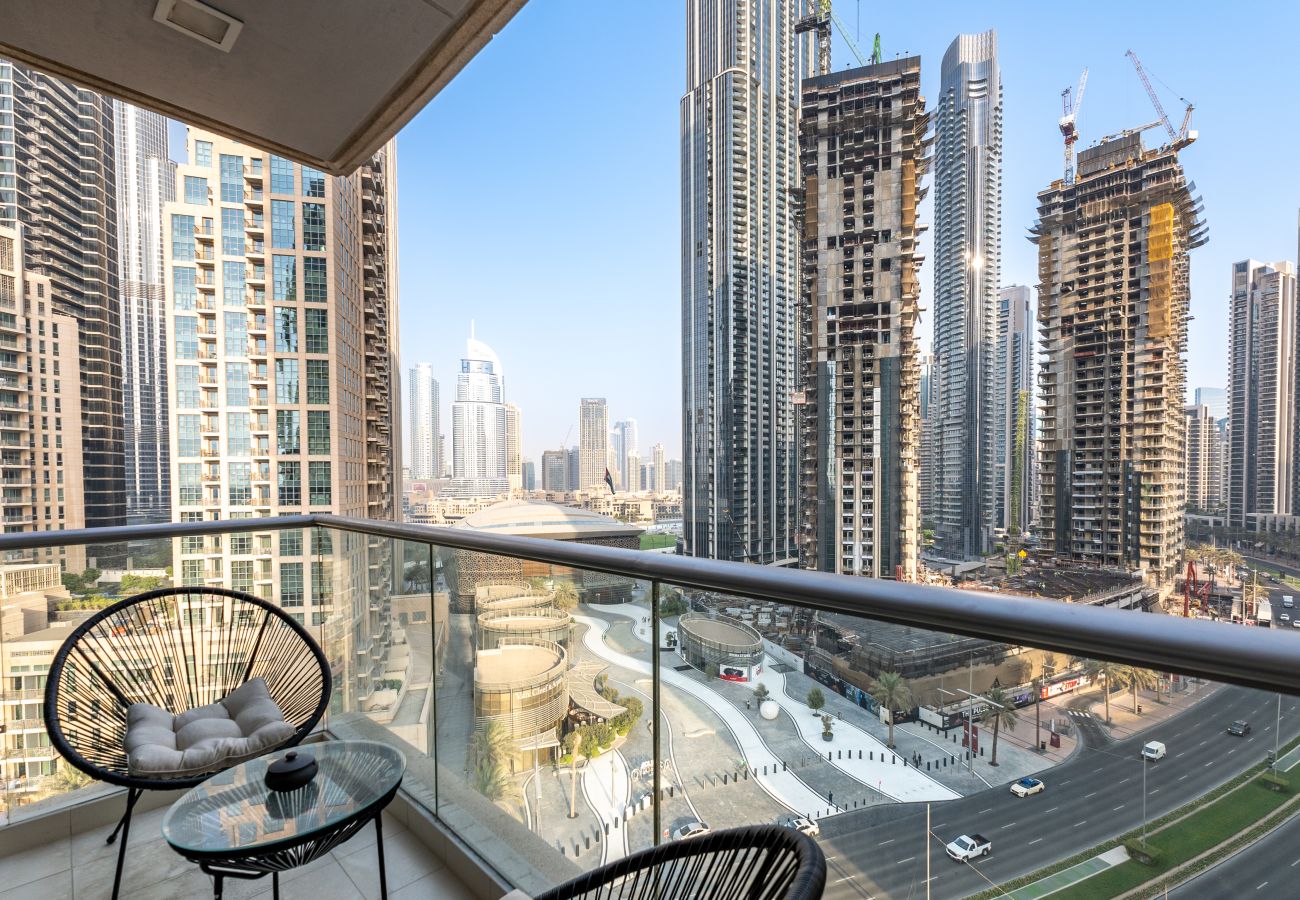 Apartment in Dubai - Modern Downtown 2BR, Walk to Mall, Burj Khalifa & Opera