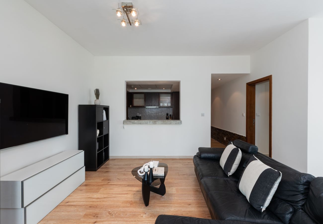 Apartment in Dubai - Stylish 1BR Dubai Marina w/ Pool and Gym