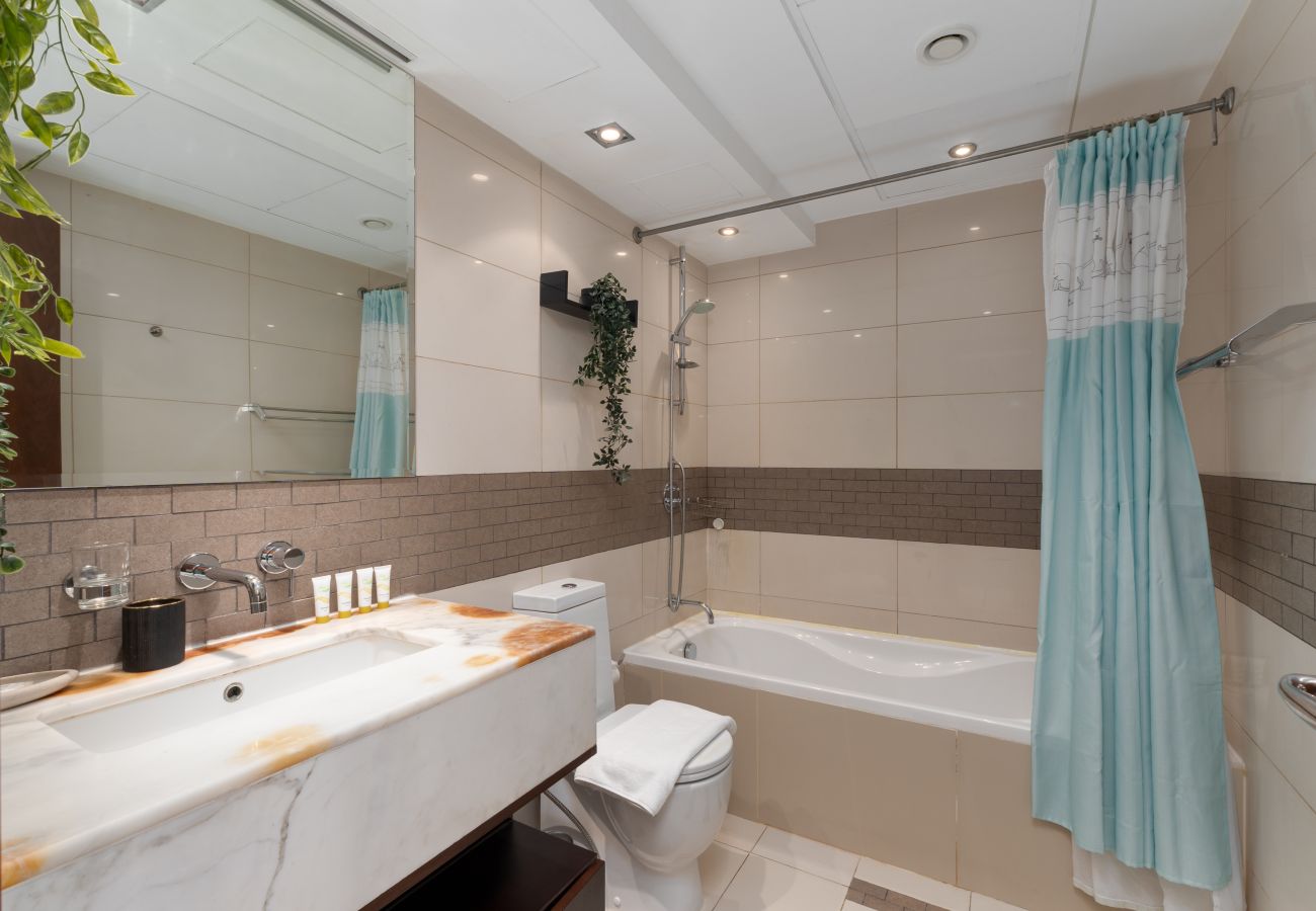 Apartment in Dubai - Stylish 1BR Dubai Marina w/ Pool and Gym