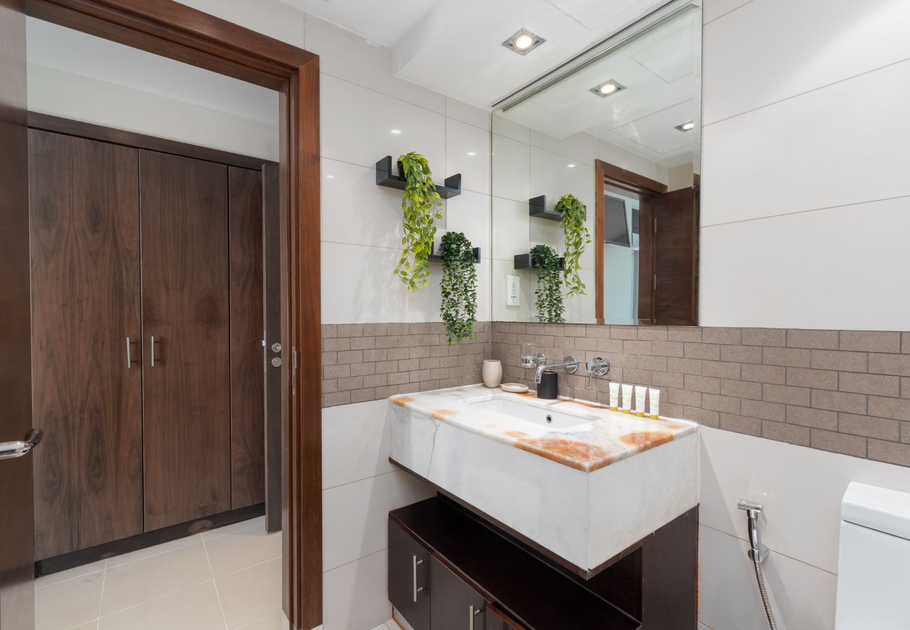 Apartment in Dubai - Stylish 1BR Dubai Marina w/ Pool and Gym