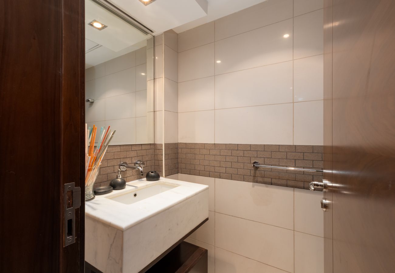 Apartment in Dubai - Stylish 1BR Dubai Marina w/ Pool and Gym