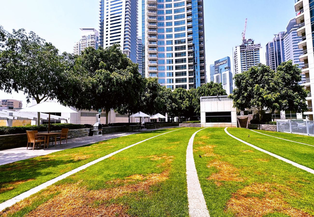 Apartment in Dubai - Stylish 1BR Dubai Marina w/ Pool and Gym