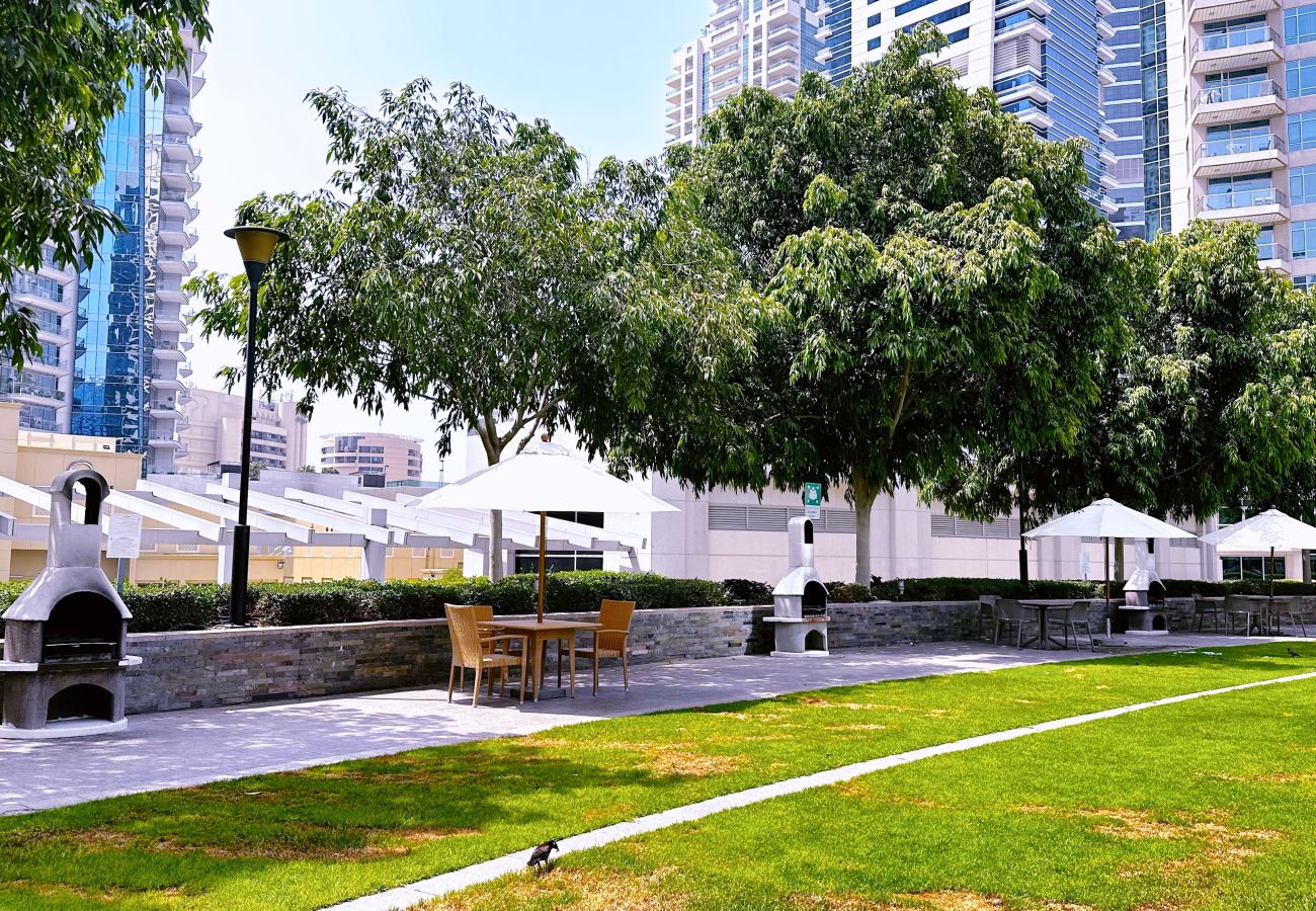 Apartment in Dubai - Stylish 1BR Dubai Marina w/ Pool and Gym