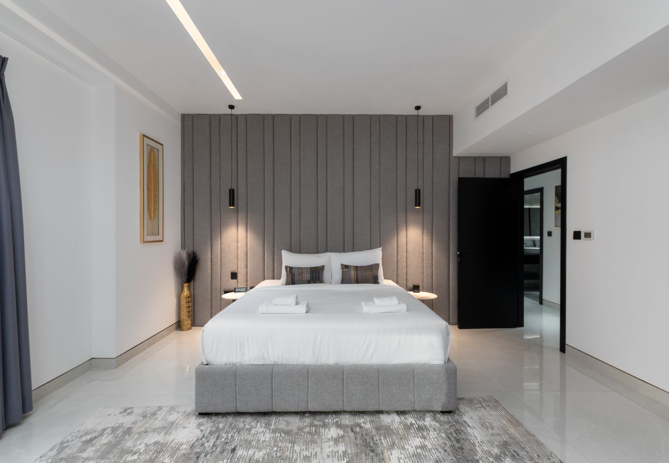 Apartment in Dubai - Elegant 2BR w/ Balcony, walk to JBR Beach