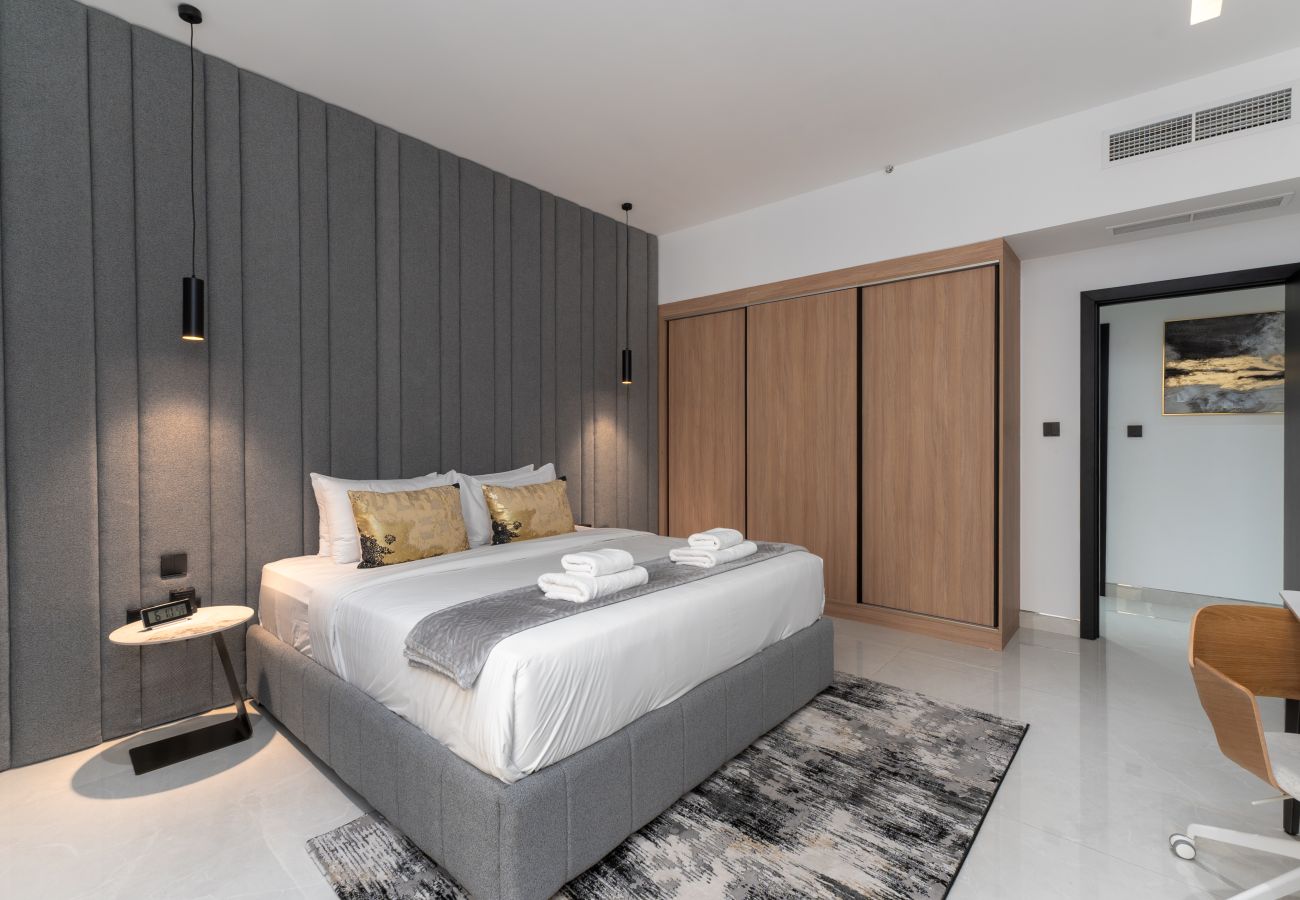 Apartment in Dubai - Elegant 2BR w/ Balcony, walk to JBR Beach