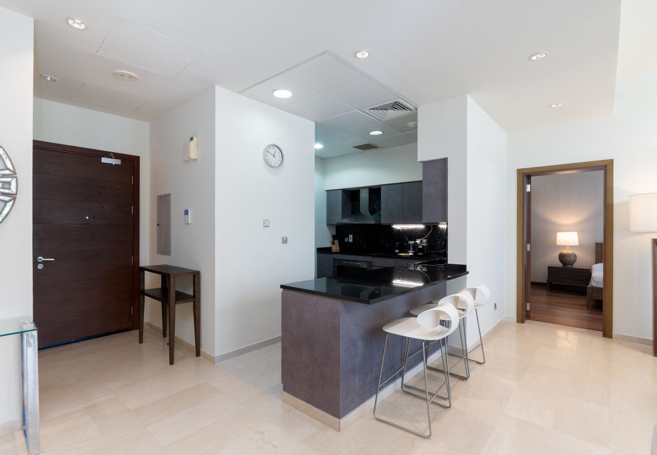 Apartment in Dubai - Prime Palm Jumeirah 3BR w/ Beach Access