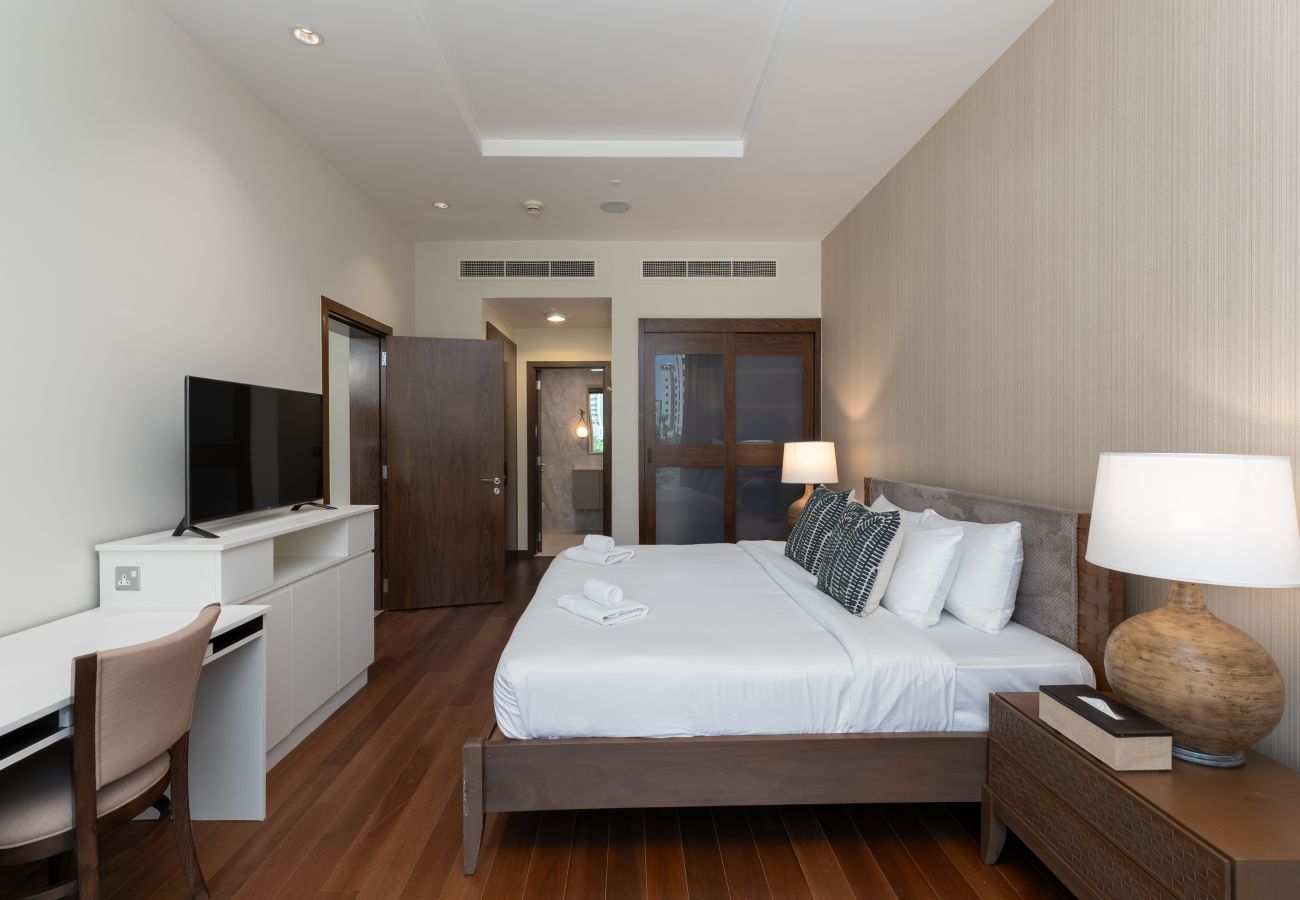 Apartment in Dubai - Prime Palm Jumeirah 3BR w/ Beach Access
