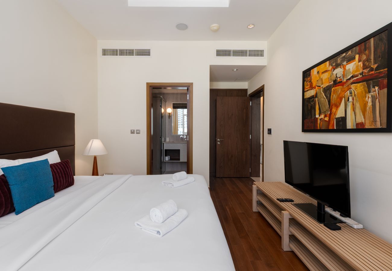 Apartment in Dubai - Prime Palm Jumeirah 3BR w/ Beach Access