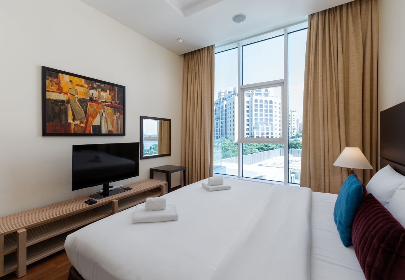 Apartment in Dubai - Prime Palm Jumeirah 3BR w/ Beach Access